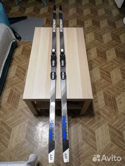 Лыжи беговые новые с креплениями