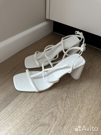 Босоножки белые р-40 bershka