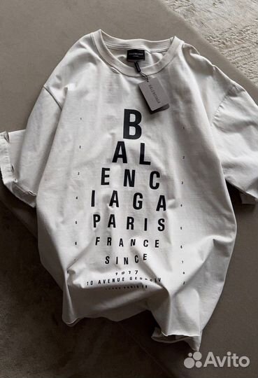 Футболка balenciaga на руках
