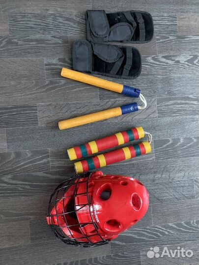 Шлем, нунчаку и перчатки