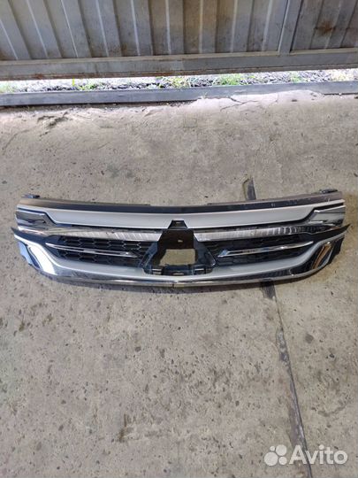 Декоративная решетка радиатора Mitsubishi Pajero S