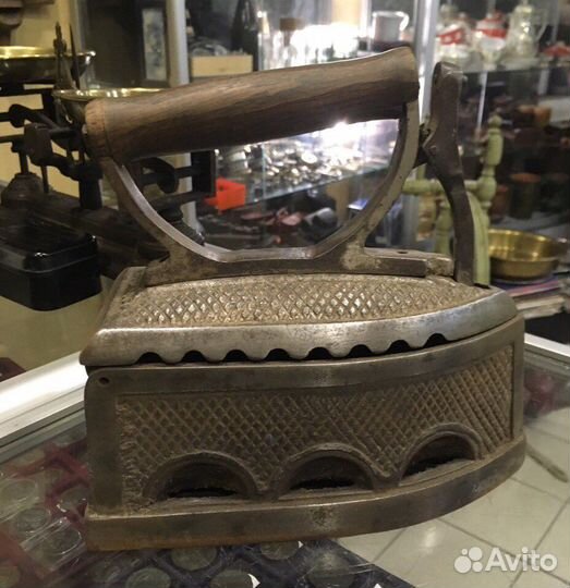 Старинный угольный утюг