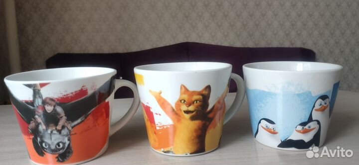 Кружки разные и пластиковые табуретки