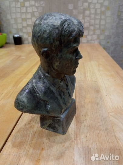 Бюст С. Есенин