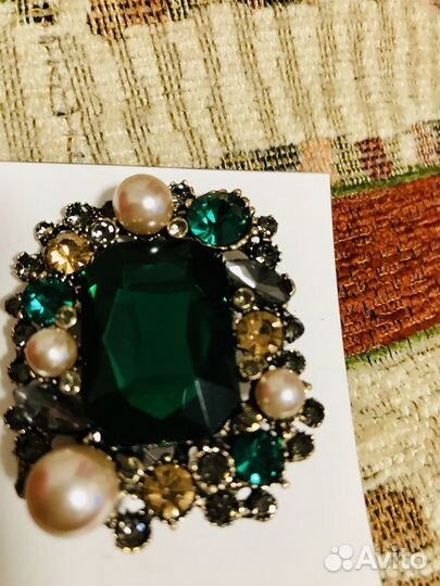 Эффектная изумрудная брошь с жемчужинами