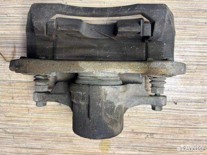 Суппорт передний левый Hyundai Kona Electric