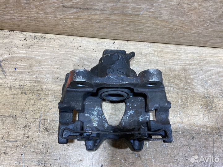 Суппорт задний правый Mercedes W204 S43