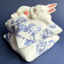 Фарфоровая статуэтка зайчик