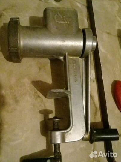 Мясорубку(pучную)