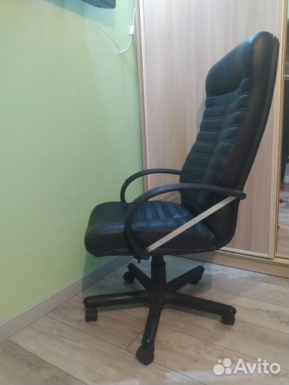 Офисное кресло руководителя