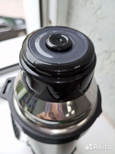 Термос (новый), набор ножей на подставке (новый)