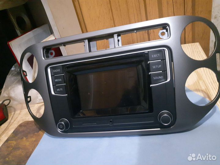 Продам штатную магнитолу для Тигуана