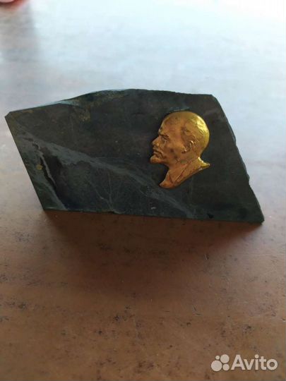 Барельеф Ленина на камне