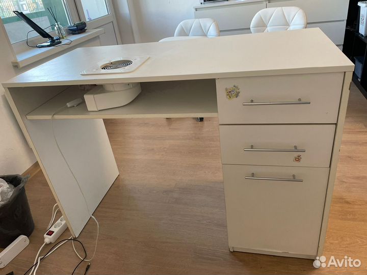 Маникюрный стол с вытяжкой