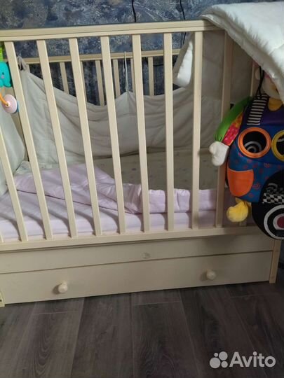 Детская кроватка с маятником и ящиком