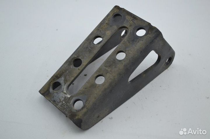 Кронштейн амортизатора ведущего моста, верхний пра