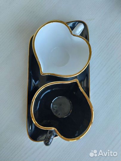 Две чашки сердечки на подставке