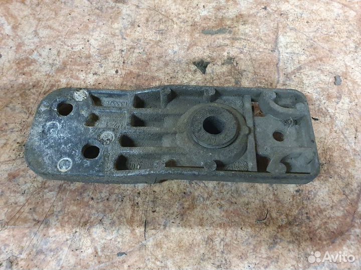 Кронштейн радиатора 1,6 Opel Astra J 2010