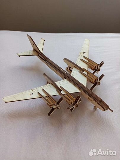 Самолет ту-142 деревянная модель