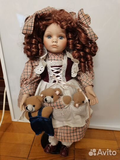 Коллекционная фарфоровая кукла