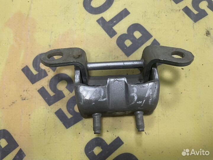 Петля задняя левая верхняя Nissan Primera P12