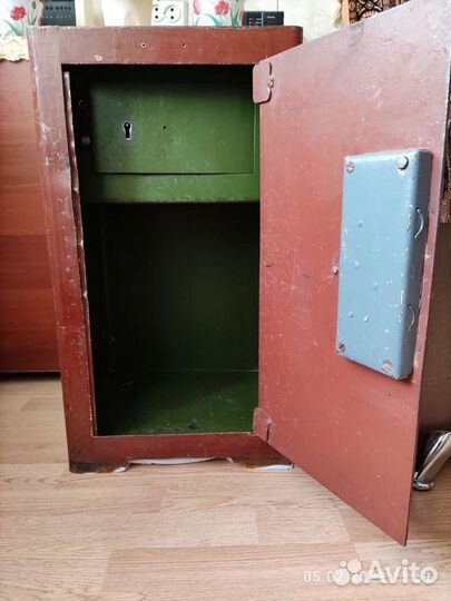 Сейф металлический