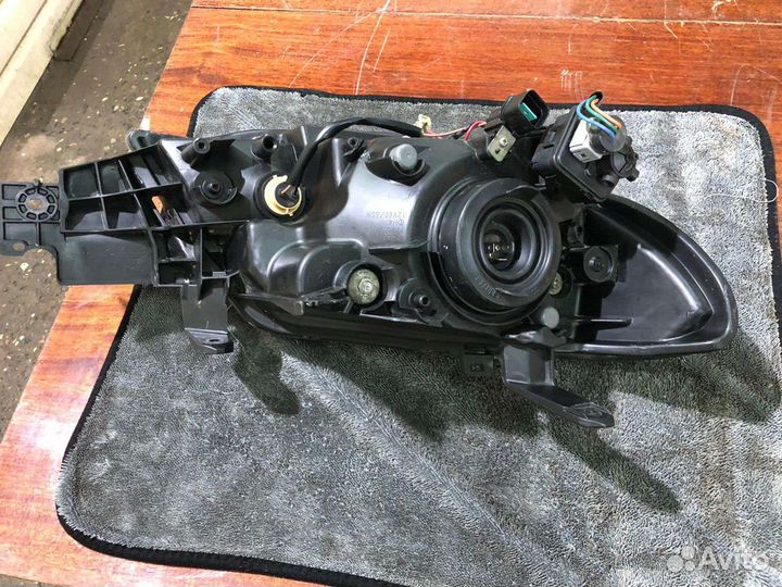 Фара Mitsubishi Outlander