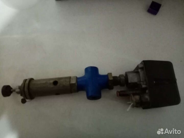 Регулятор давления с предохранительным клапаном