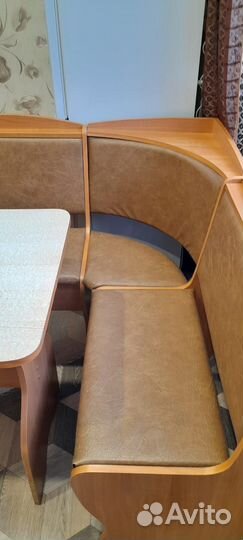 Кухонный уголок со столом