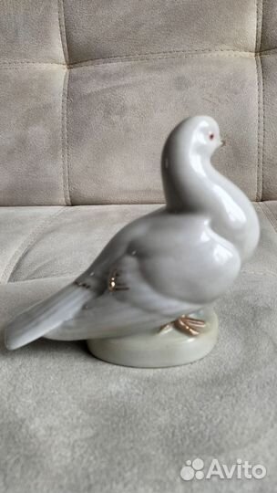 Фарфоровая статуэтка голубь