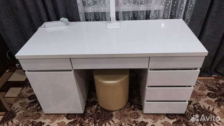 Письменный стол белый