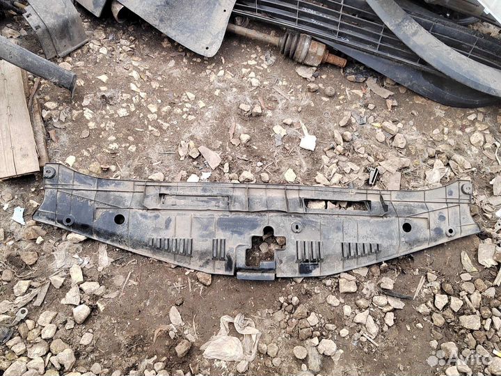 Накладка замка капота Toyota Camry V70