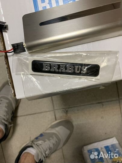 Накладки на пороги brabus Mercedes W211