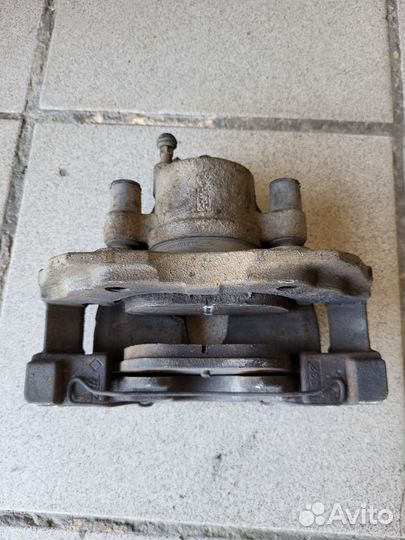 Суппорт передний левый Ford Focus 3