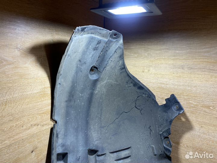 Подкрылок передний левый Mercedes W211 1704374