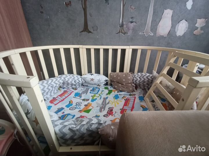 Детская кроватка с маятником