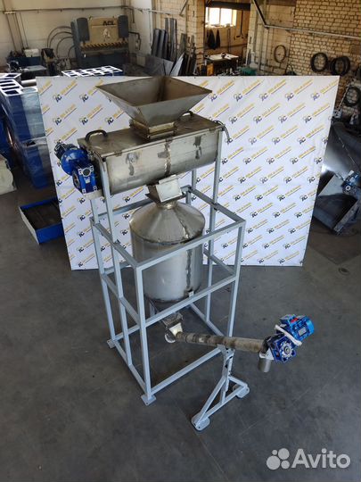 Смеситель кормов горизонтальный лопастной