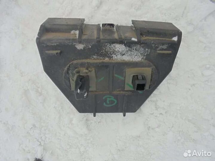 Крепление бампера заднее левое Toyota Avensis