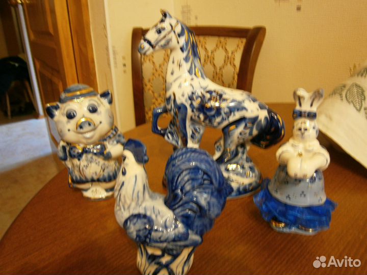 Фарфоровые декоративные тарелки и статуэтки