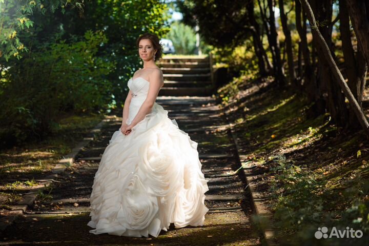 Свадебное платье со шлейфом и розами