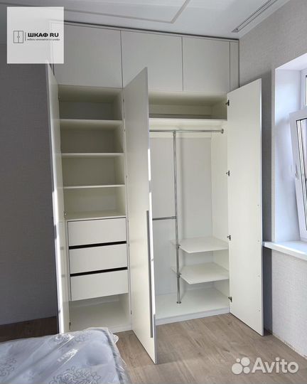 Шкаф распашной с полками