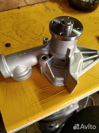 Водяная помпа на Митсубиси Лансер Черри