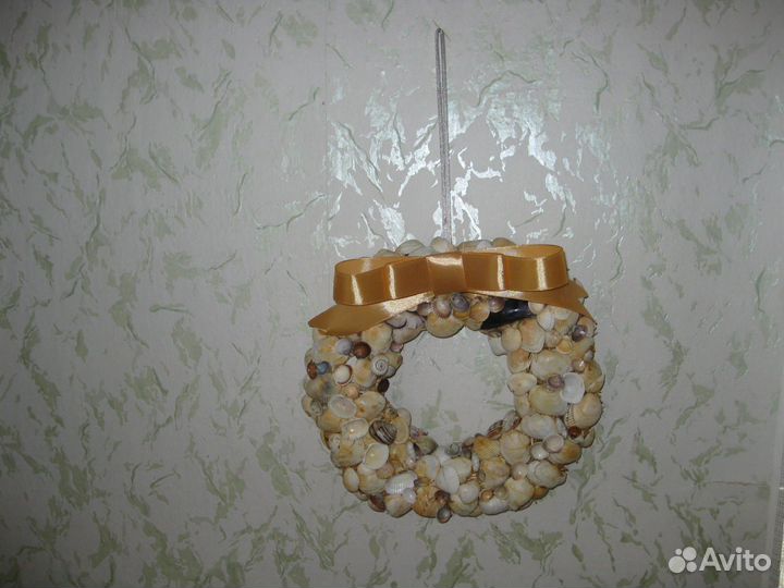 Венок из ракушек на дверь