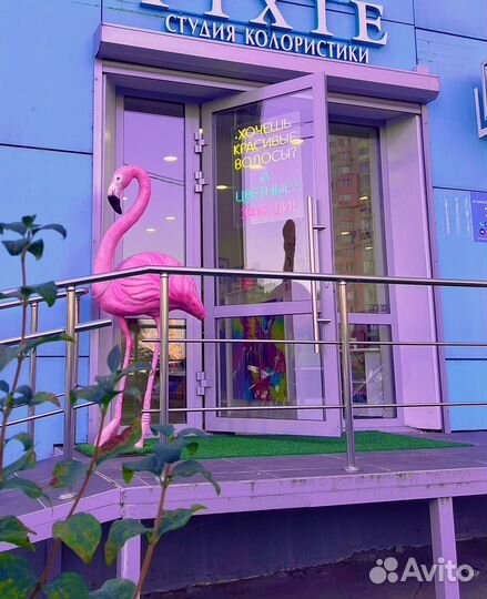 Розовый фламинго статуя (садовая фигура)