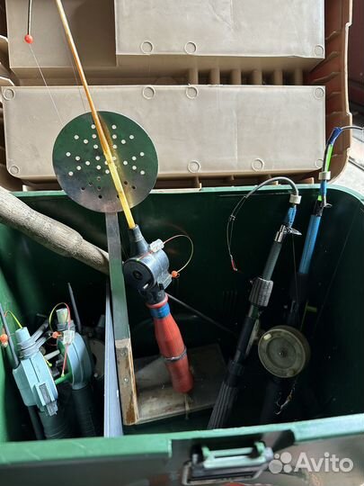 Ящик для зимней рыбалки и ледобур