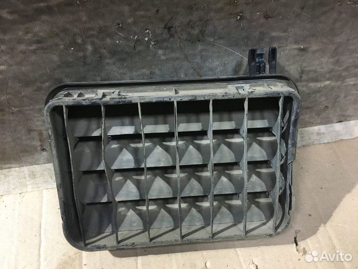 Вентиляционная решётка заднего крыла Mercedes W140