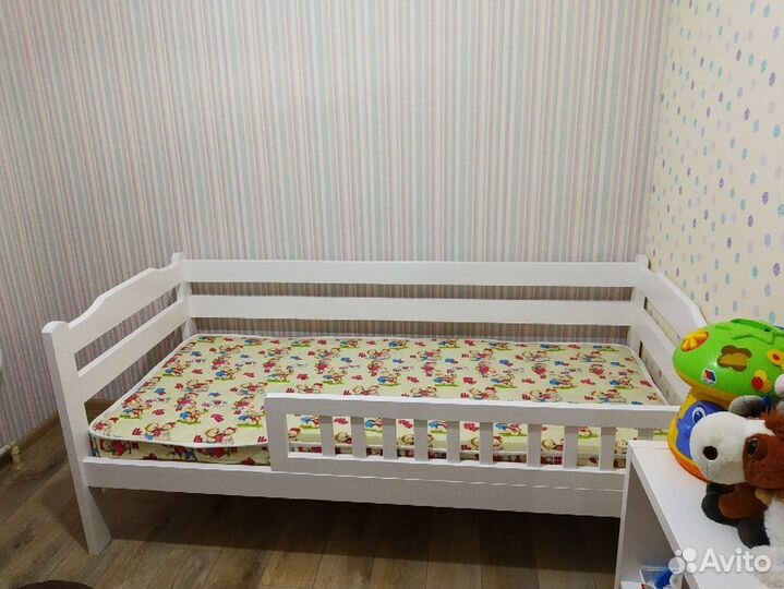 Кровать детская из массива