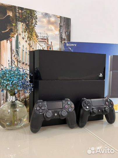 Sony PlayStation 4 с играми, 2 геймпада