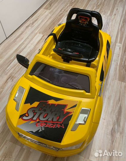 Игрушечный автомобиль