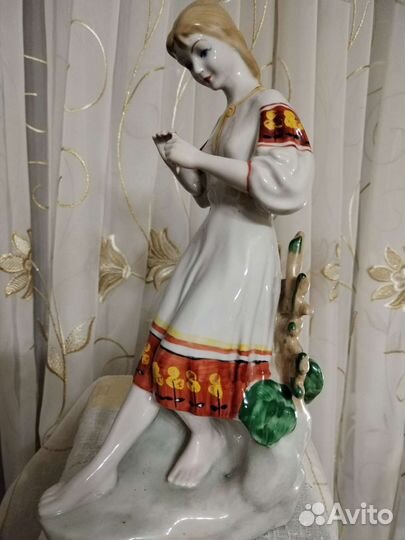 Фарфоровая статуэтка *Гадание на ромашке *